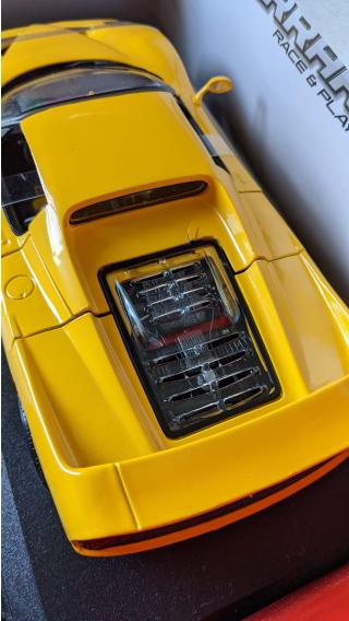 Mangelhaftes Modell Ferrari F50 gelb Burago 1:18 Motorabdeckung gebrochen, Verpackung defekt